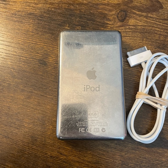 SOLD Apple iPod Classic 4th Generation 40 GB - Picture 2 of 4